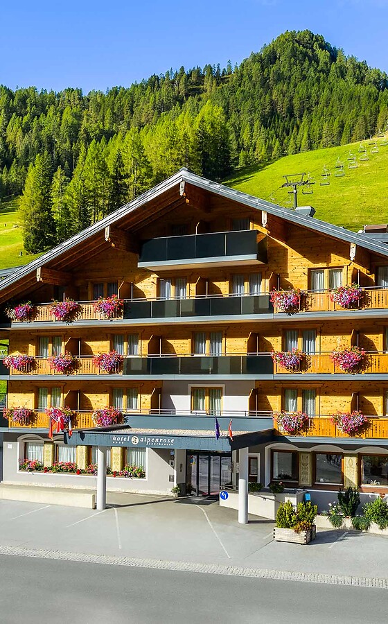 Frontansicht vom Wellnesshotel Alpenrose im Salzburger Wanderparadies